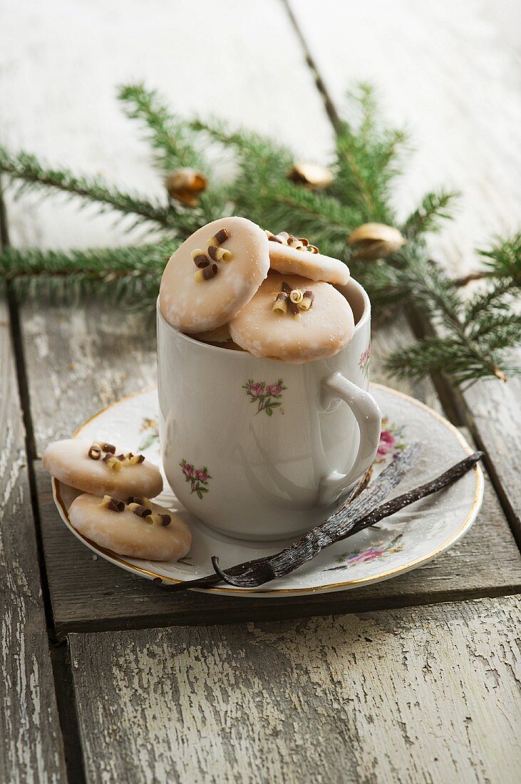 Rum biscuits with pistachios for Christmas