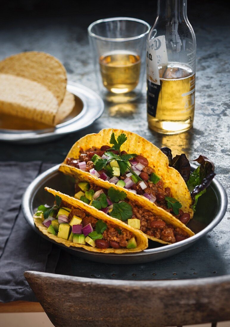 Tacos mit Chili Con Carne, Zwiebeln und Avocado (Mexiko)