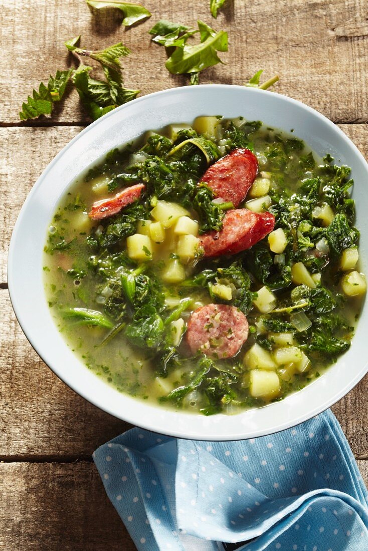 Heggenmös (stew made with wild herbs, green kale and sausages)