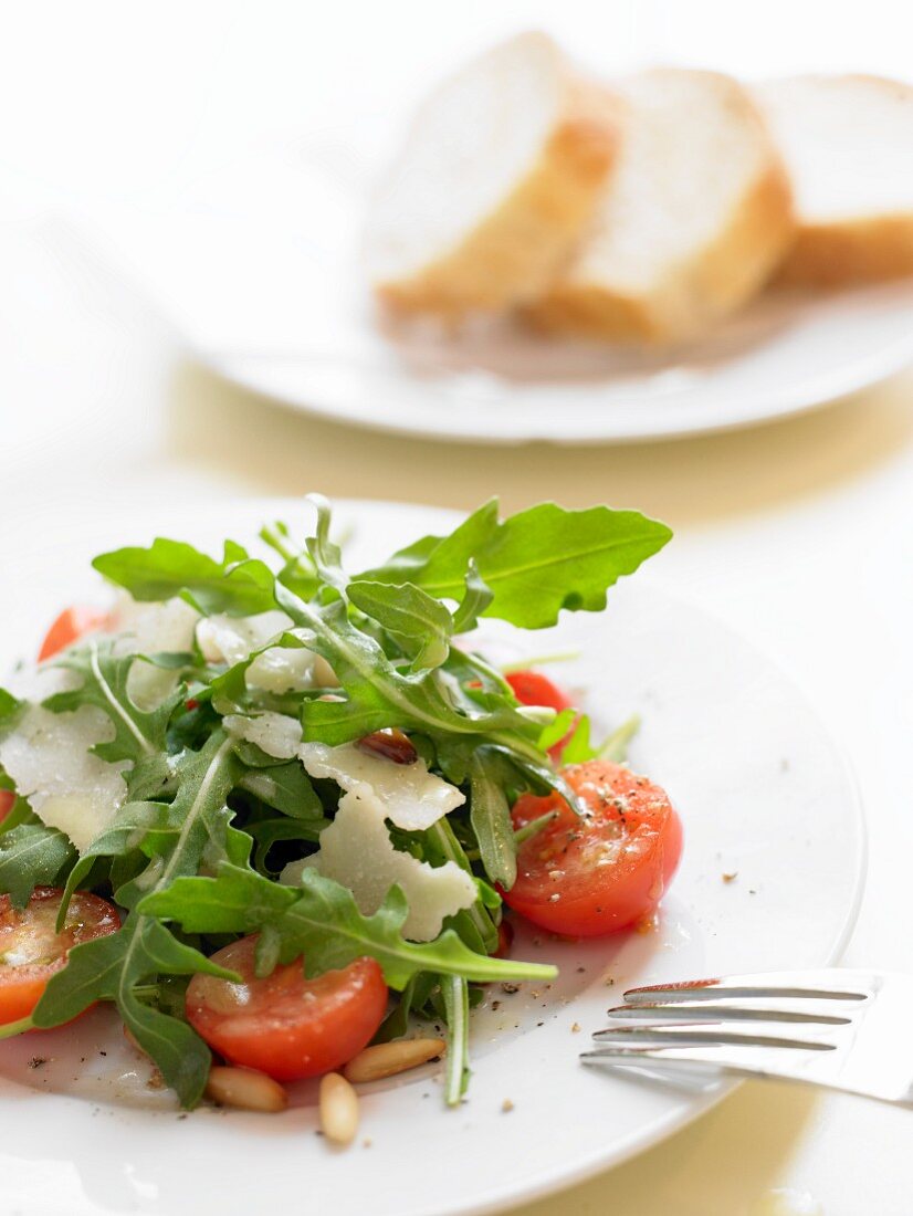 Rucola-Tomatensalat mit Parmesan und Pinienkernen