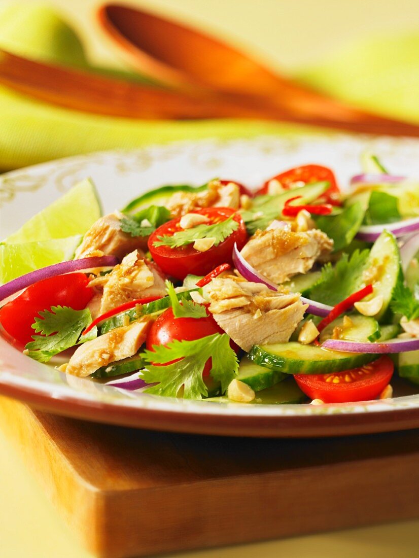 Tuna salad with cucumber, tomatoes and coriander (Thailand)