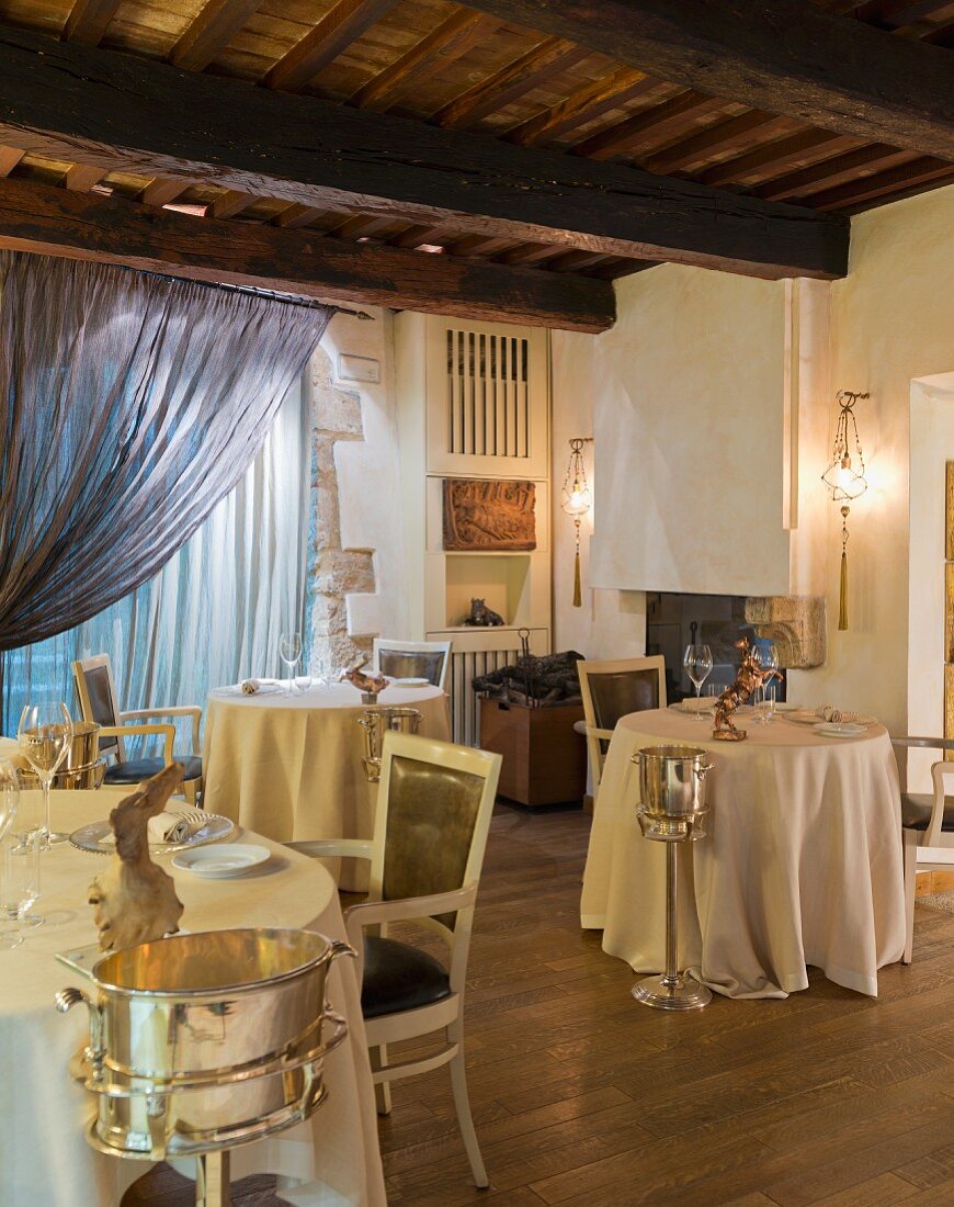 Gedeckte Tische im Restaurant Da Caino (Chefköchin Valeria Piccini), Toskana, Maremma