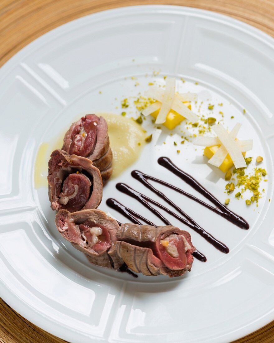 Roulade vom Wildschwein mit Fenchel, Orangengelee und Olivensauce (Restaurant Da Caino, Chefköchin Valeria Piccini)