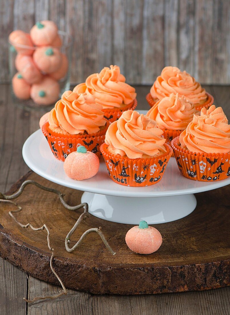 Herbstliche Kürbis-Cupcakes für Halloween