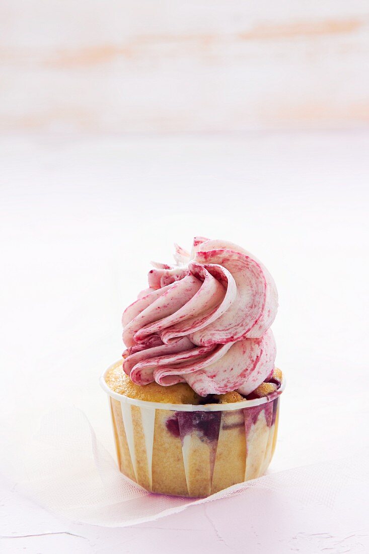 Ein Himbeer-Joghurt-Cupcake