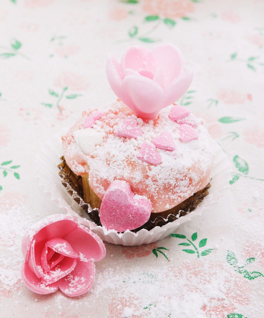 Cupcake mit Zuckerherzen und Blüten zum Valentinstag