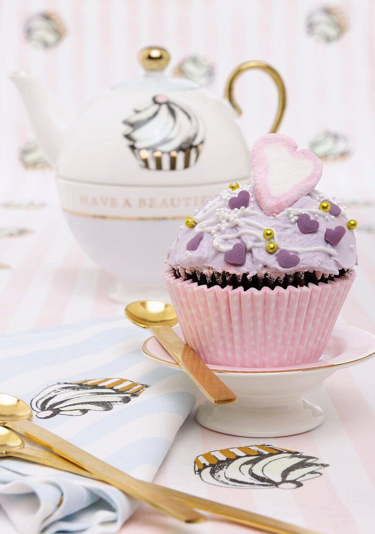 Cupcake mit lila Buttercreme zum Valentinstag