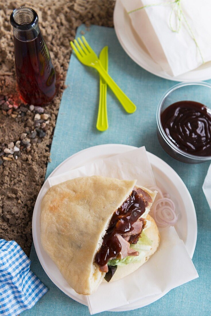 Gefülltes Pitabrot mit Barbecuesauce zum Picknick