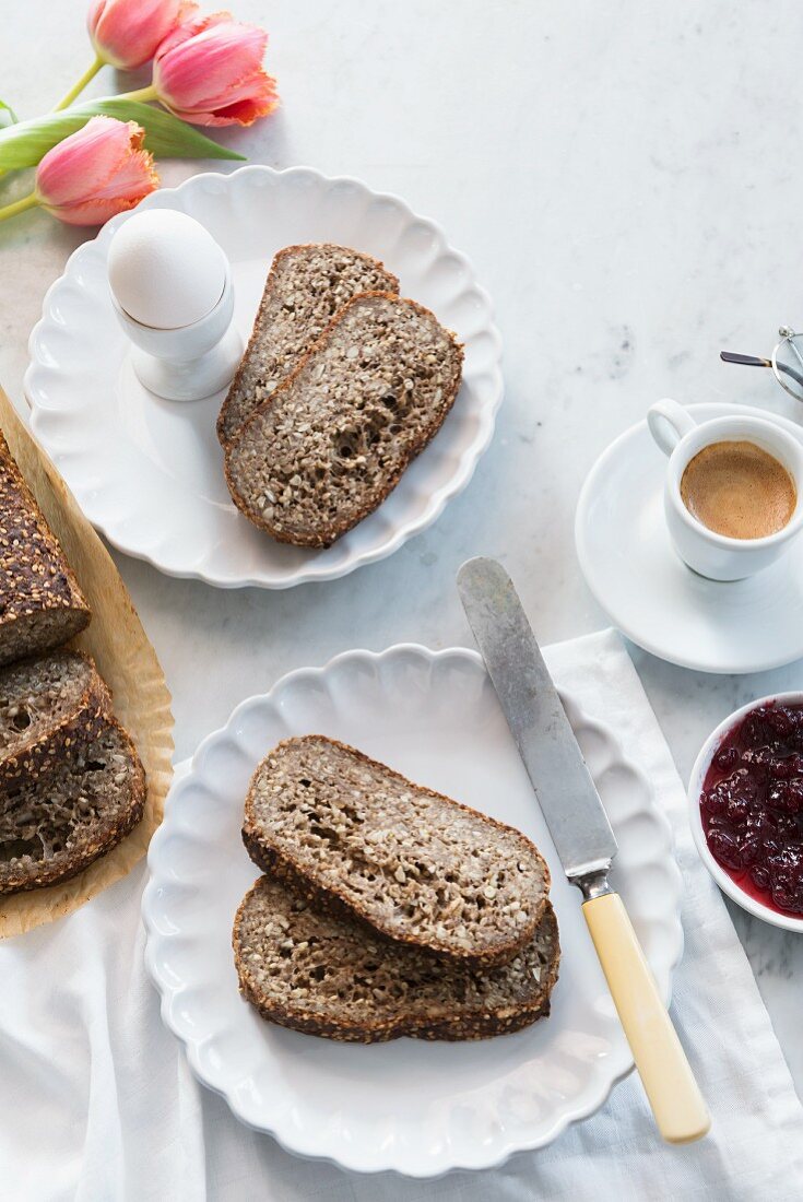 Glutenfreies Brot, Kaffee, weiches Ei und Marmelade