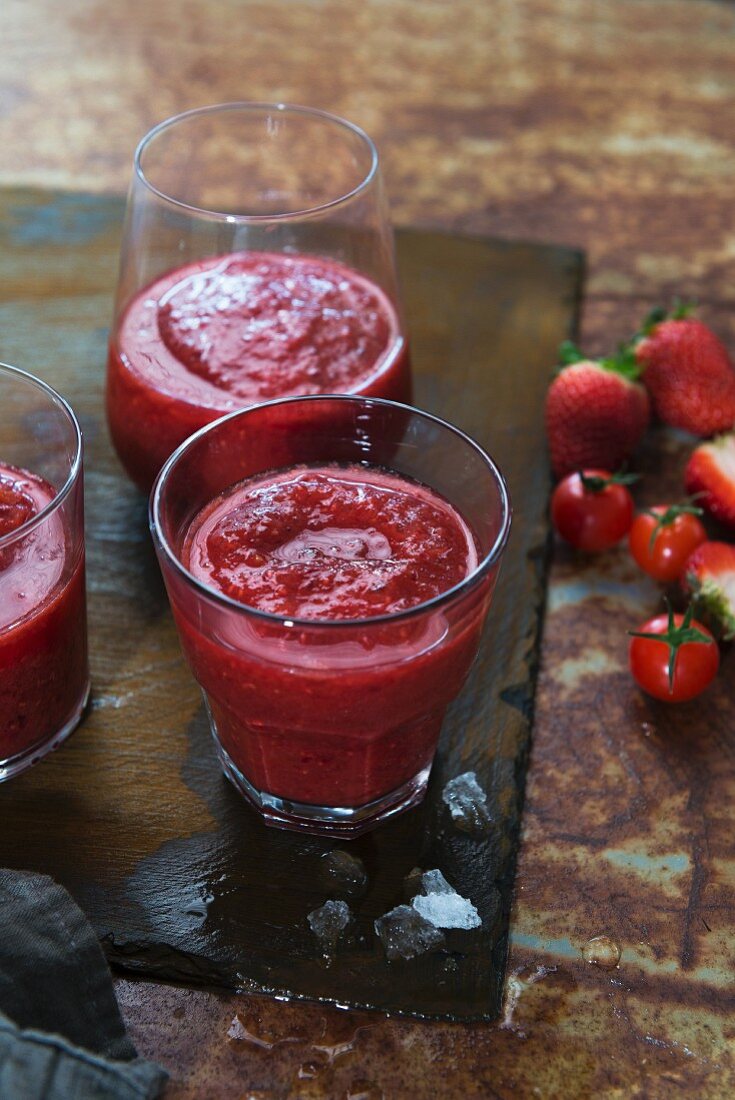 Tomato and strawberry saiquiris