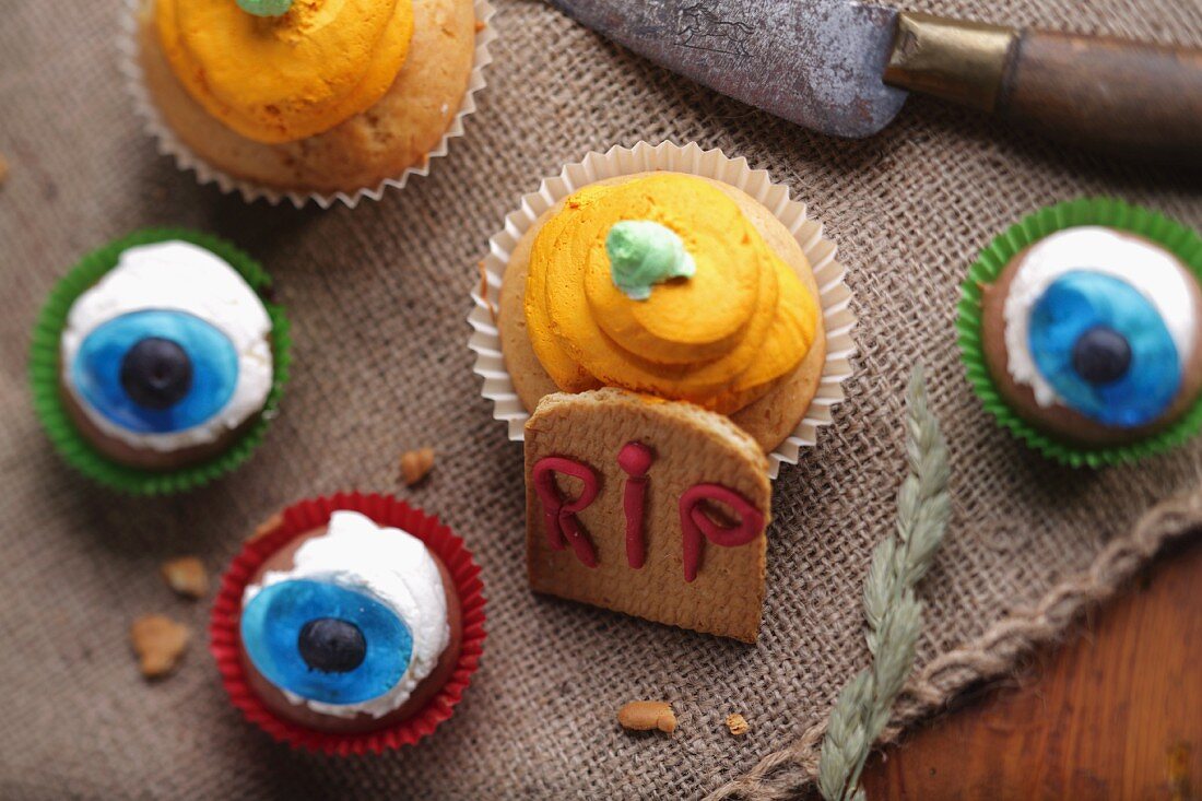Verschiedene Cupcakes für Halloween