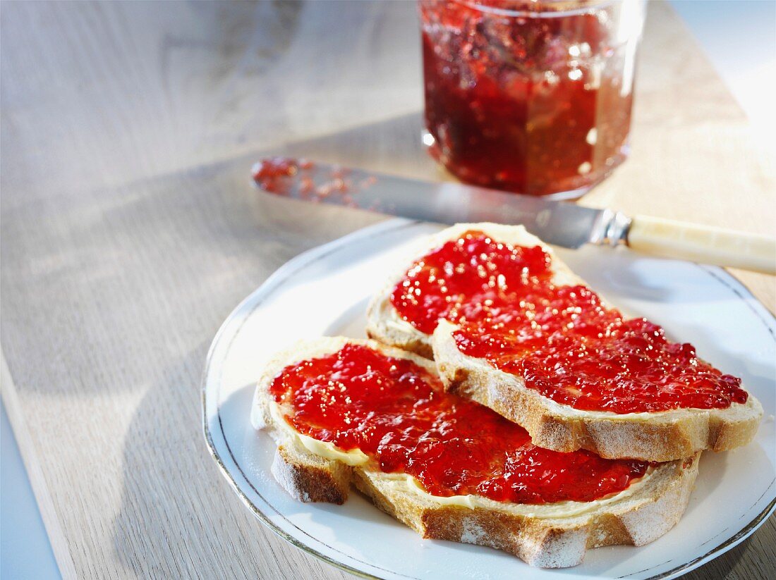 Zwei Brotscheiben mit hausgemachter Marmelade