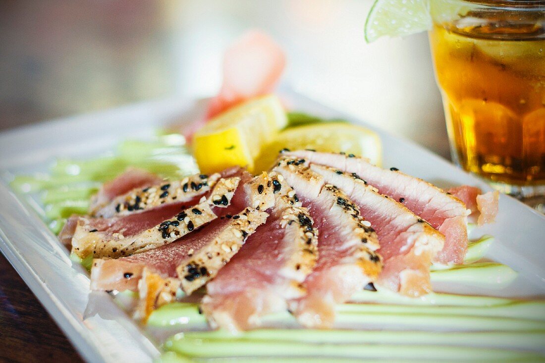Flash fried tuna with sesame seeds (Asia)