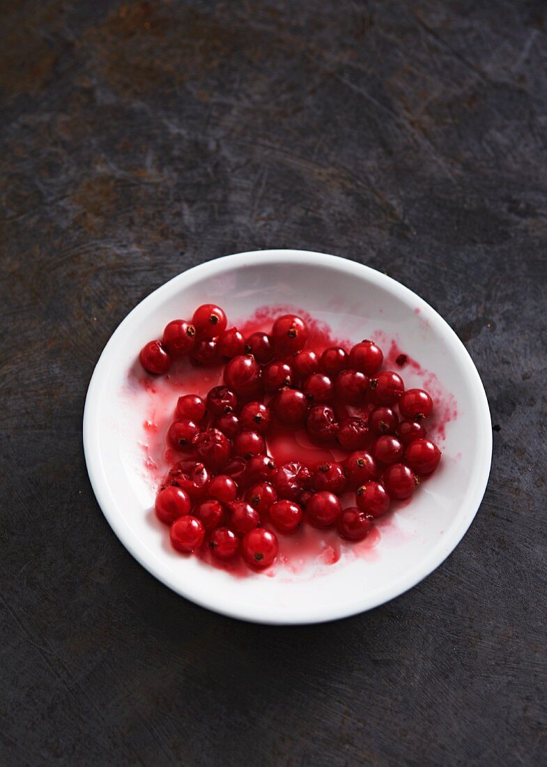 A bowl of redcurrants