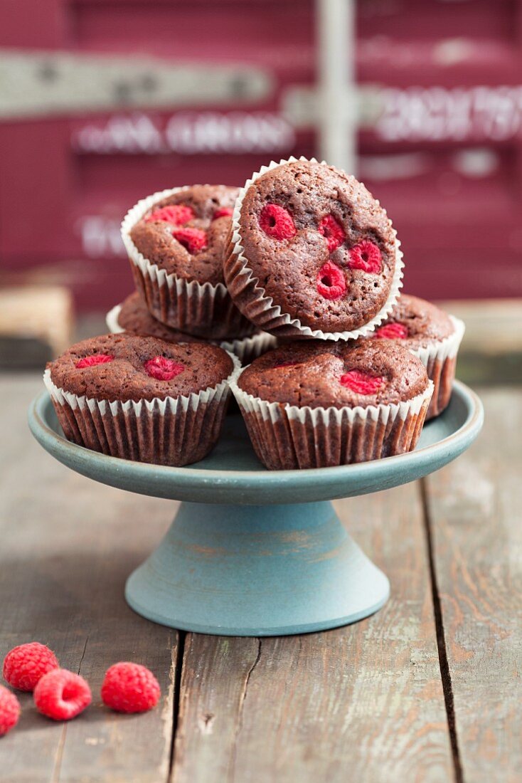 Brownie muffins with raspberries