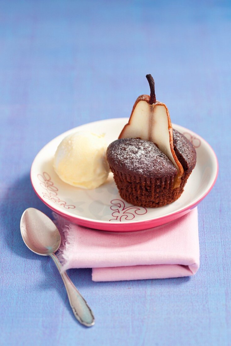 Schokoladenmuffin mit Birne und Vanilleeis