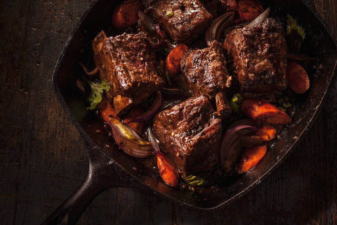 Braised beef ribs with carrots and onions