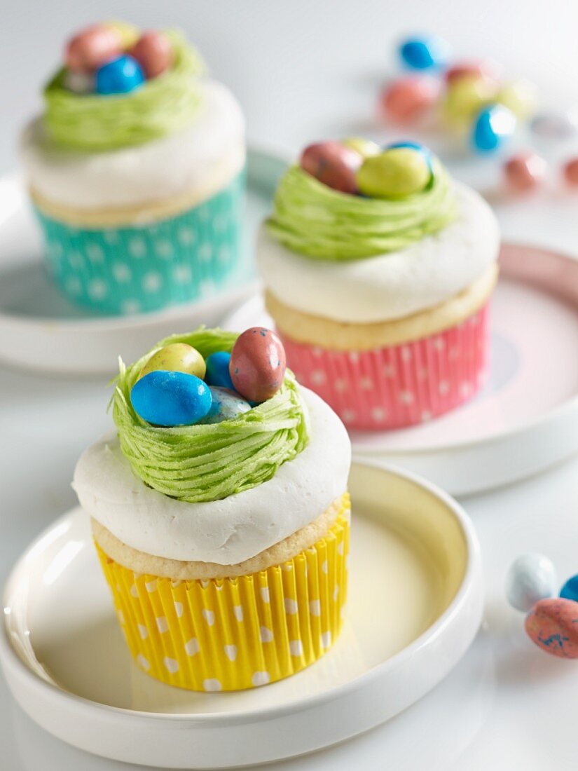 Cup Cakes mit fröhlichem Osternest