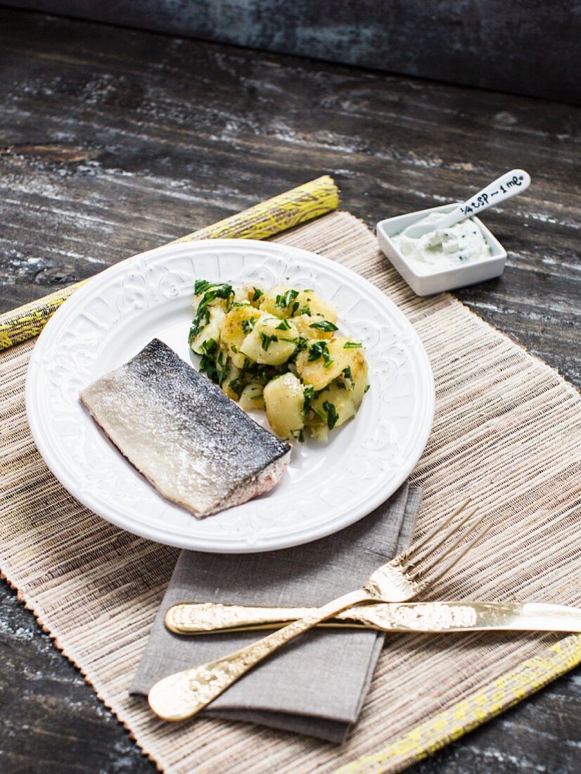 Pochiertes Lachsfilet mit Kräuter-Kartoffeln und Ricottadip