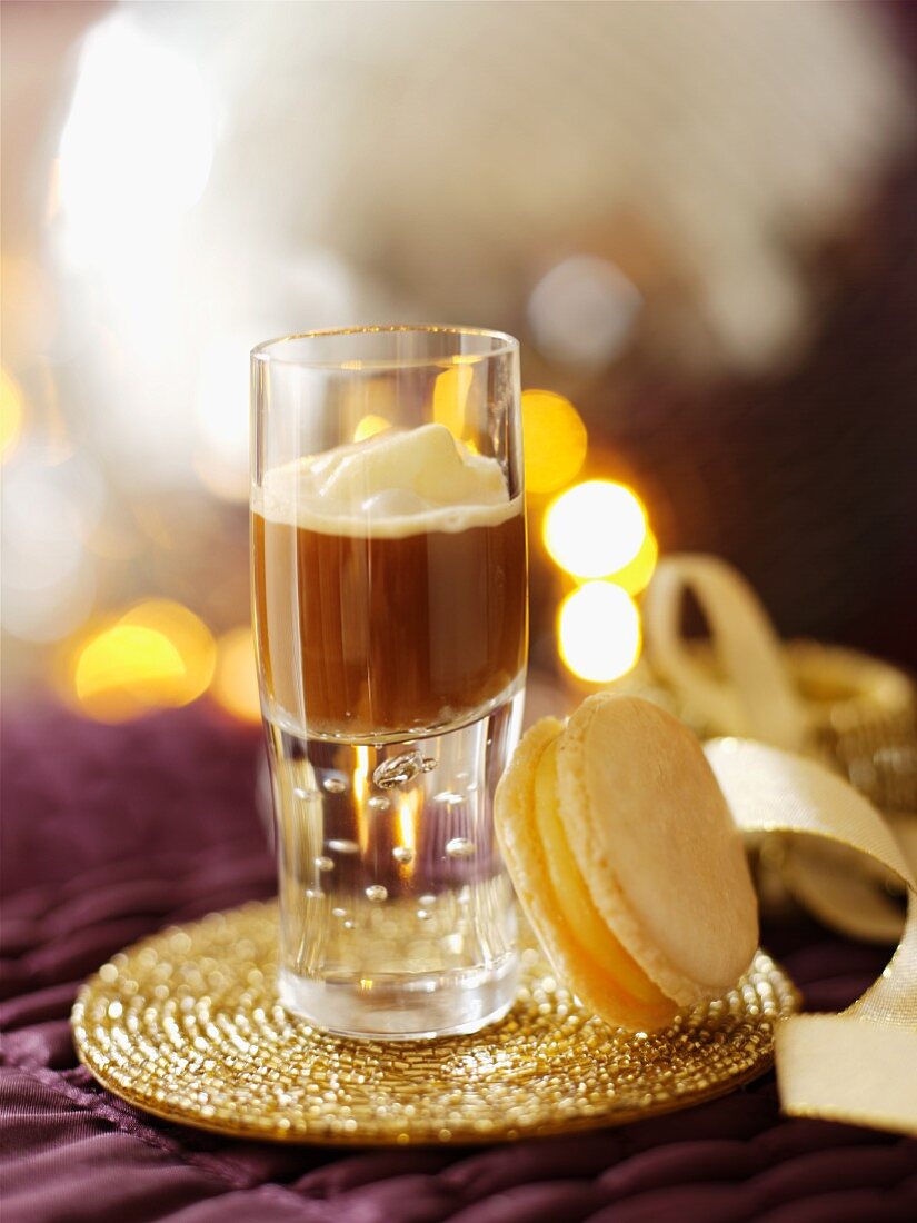 Kaffee im Shotglas mit Macaron (weihnachtlich)