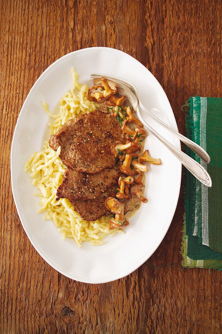 Jägerschnitzel mit Spätzle und Pfifferlingen