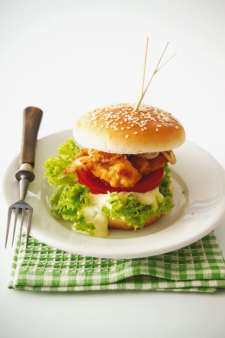 Schnitzelburger mit Tomaten, Mayonnaise und Salat