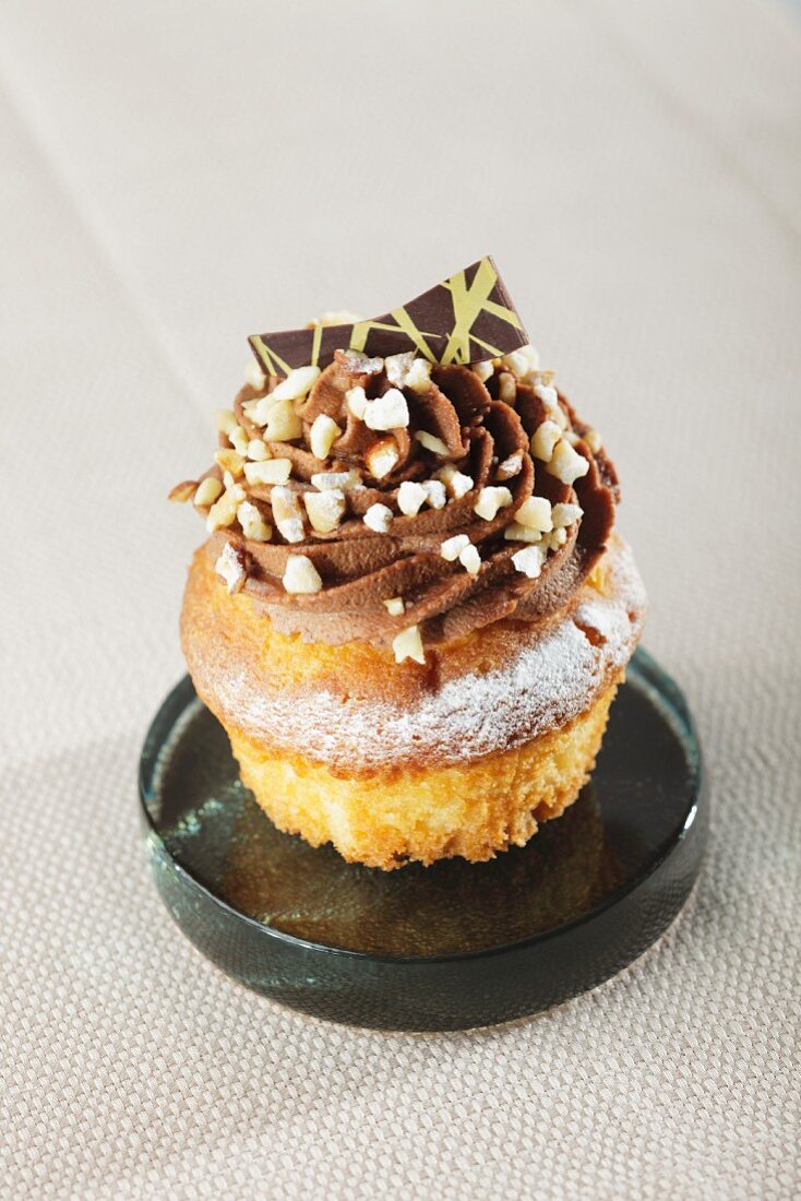 Cup Cake mit Schokoladencreme, Nüssen und Schokoladendeko