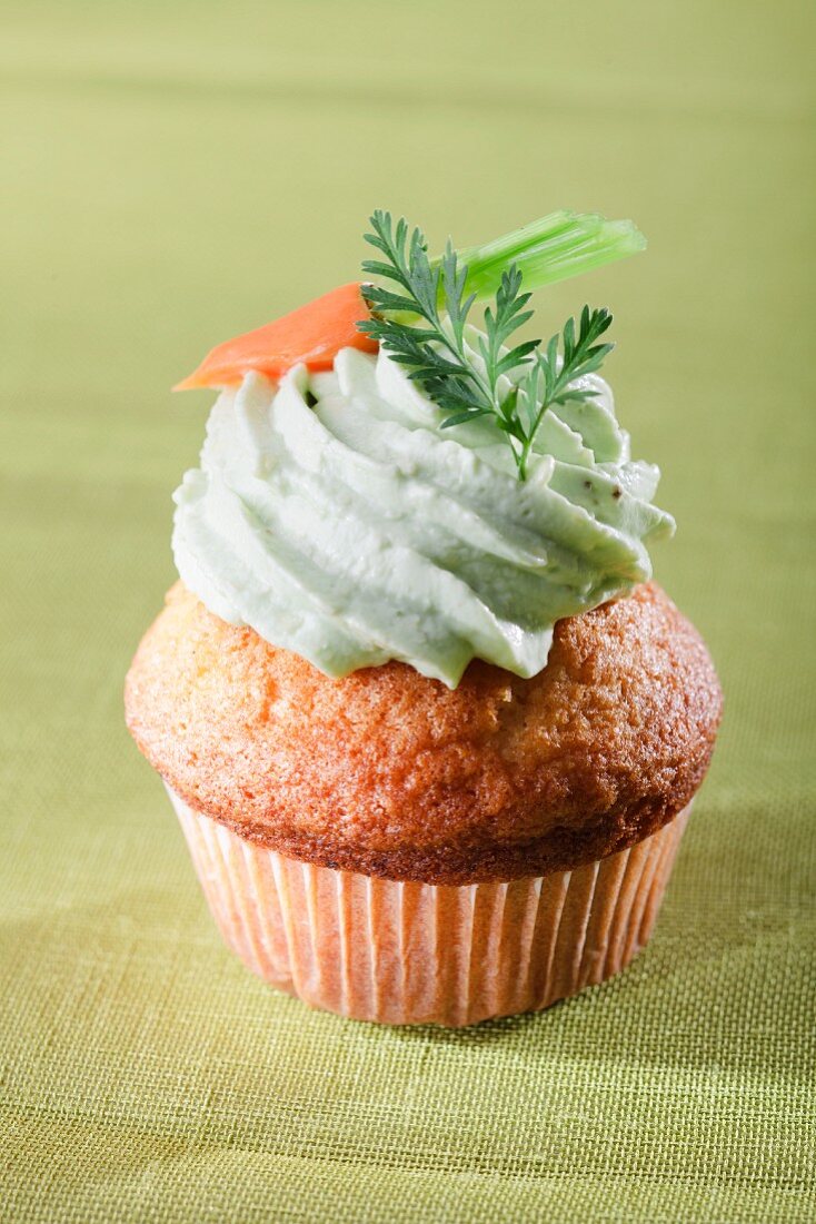 Möhren-Cupcake mit grüner Creme