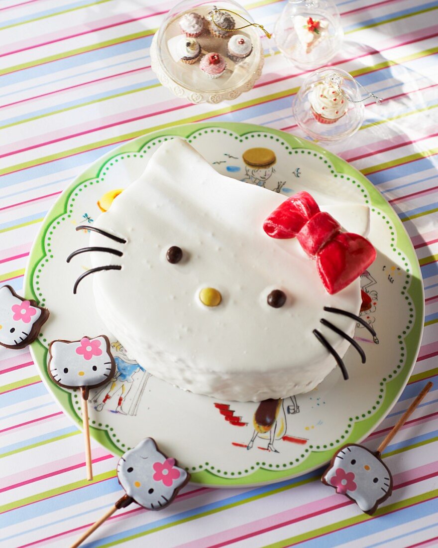 A 'Hello Kitty' birthday cake
