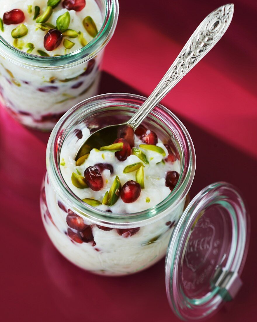 Reispudding mit Granatapfelkernen und Pistazien