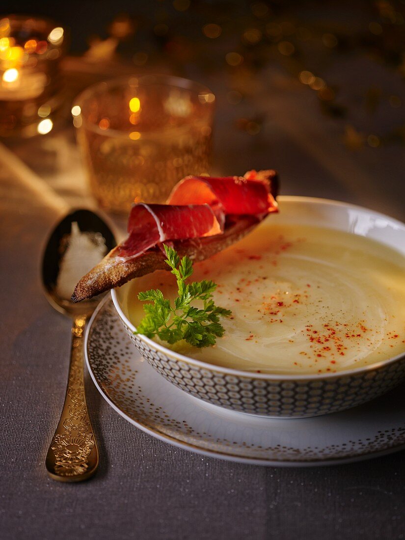 Pastinakencremesuppe mit Rohschinken zu Weihnachten