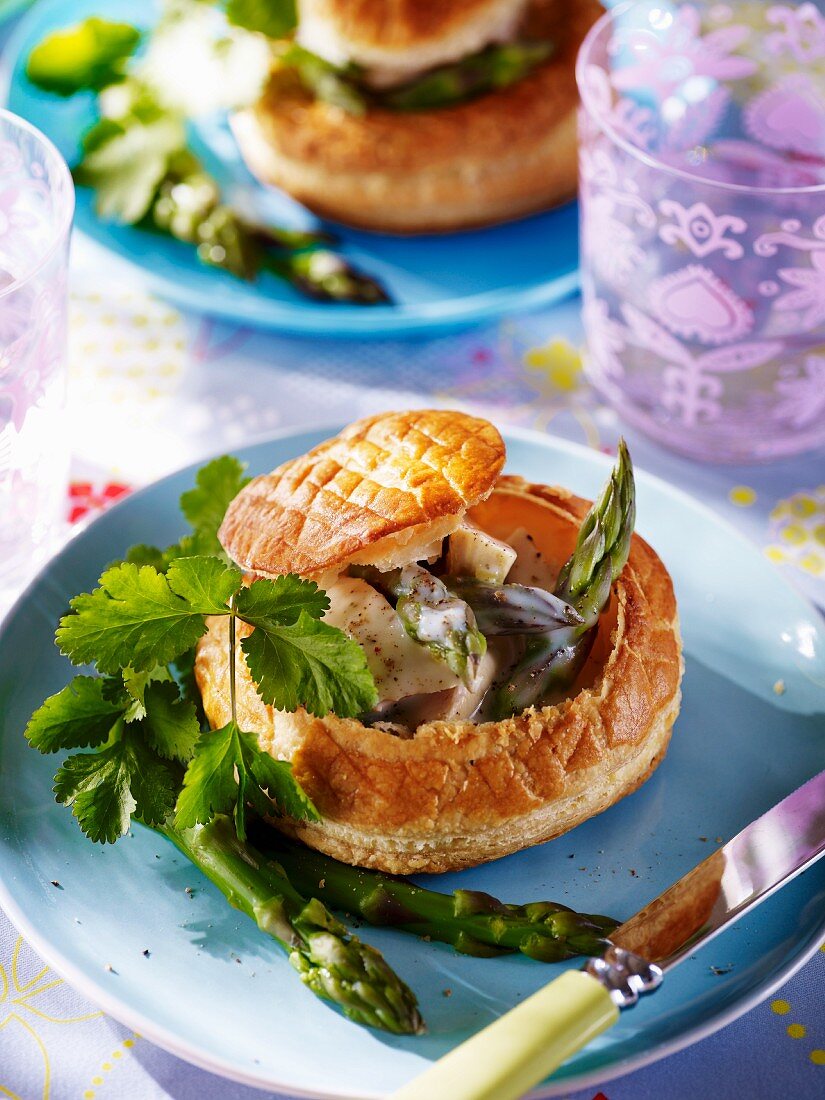 Vol-au-vents with chicken and asparagus