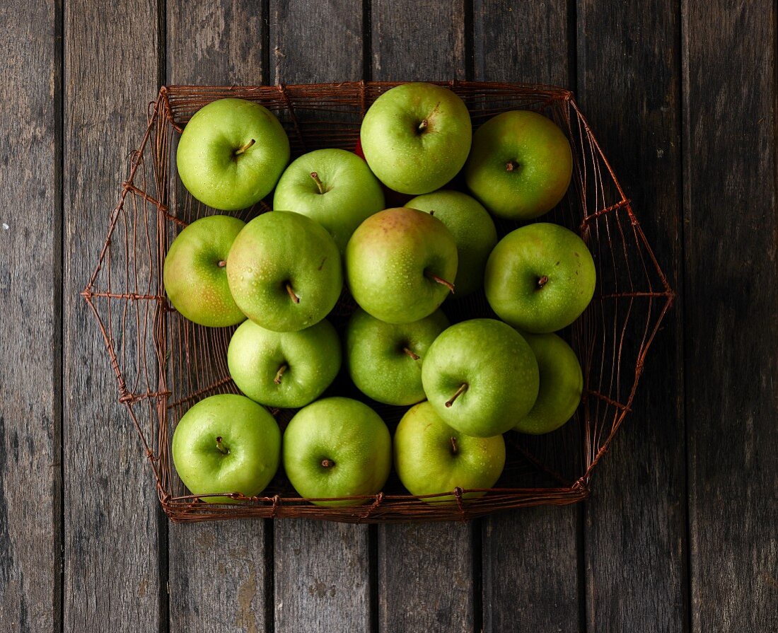 Granny Smith Äpfel im Drahtkorb (Draufsicht)