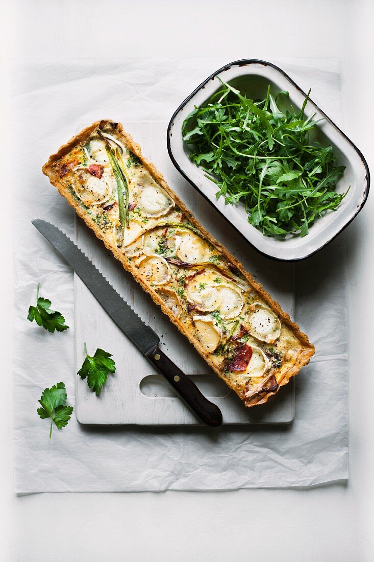 Ziegenkäsetarte mit Rucola und Petersilie