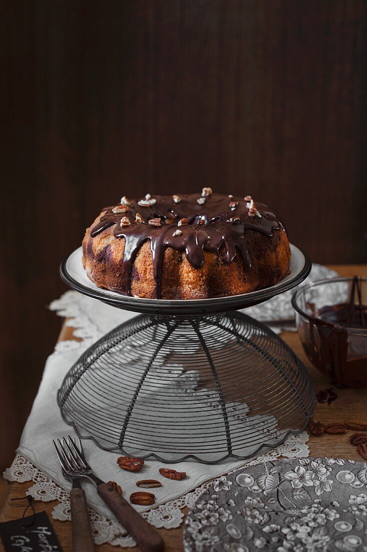 Marmorkuchen mit Schokoladenglasur und Pecannüssen