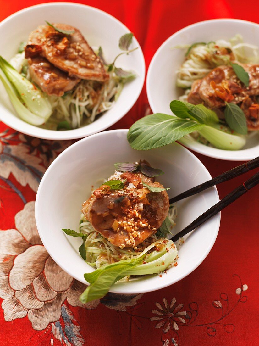 Glasiertes Schweinefilet auf Pak Choi-Krautsalat mit Minze (Asien)