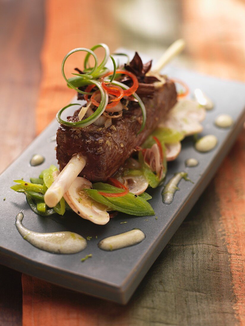 Marinated beef fillet on a lemongrass skewer with a leek and mushroom salad (Asia)