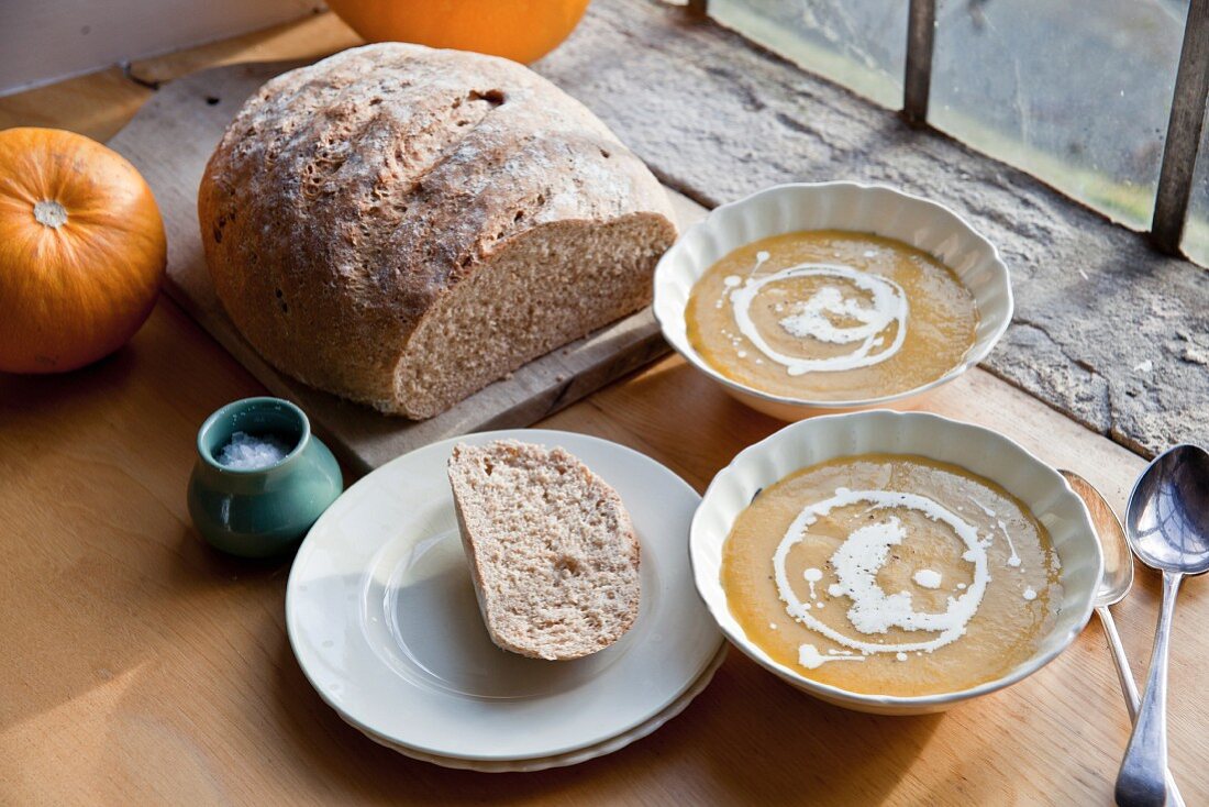 Suppe aus gebratenen Kürbissen mit hausgemachtem Brot