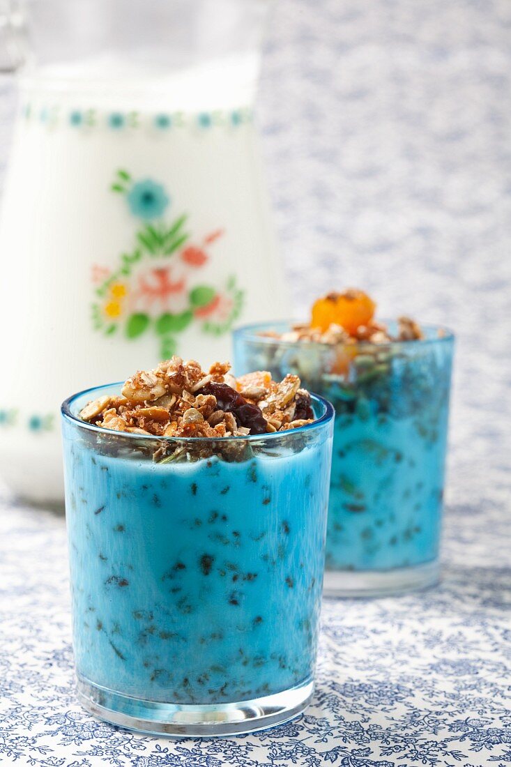 Knuspermüsli mit Joghurt in hellblauen Gläsern