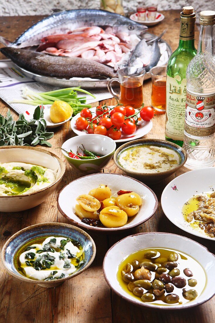 Mazet - Frühstück aus dem mittleren Osten mit Oliven, Salzzitronen, Hummus, Tahini, , Aubergine, Rotbarbe und Arak