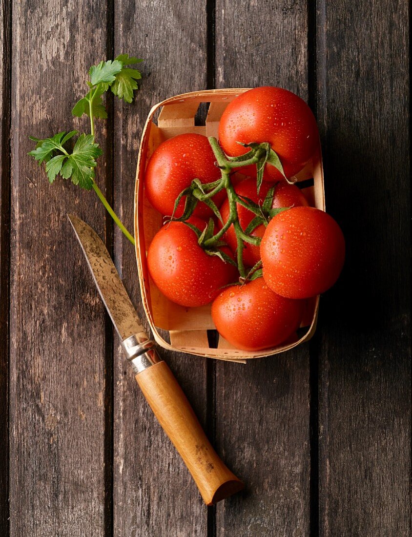 Tomaten im Spankorb, Petersilie und Messer
