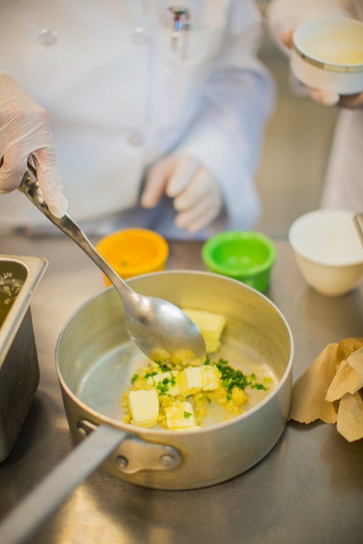 Butter, Petersilie und Knoblauch in einer Kasserolle