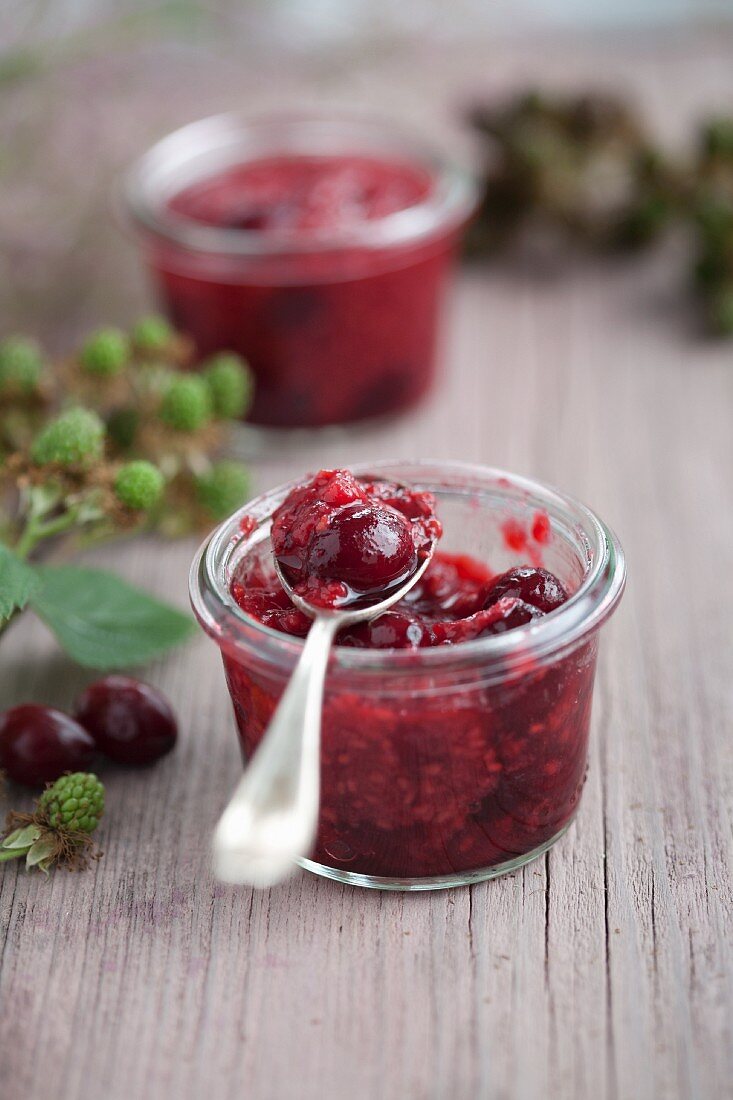 Himbeer-Cranberry-Marmelade im Glas mit Löffel