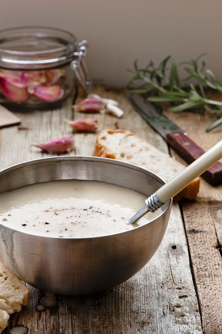 Eine Schüssel Topinambursuppe mit Löffel