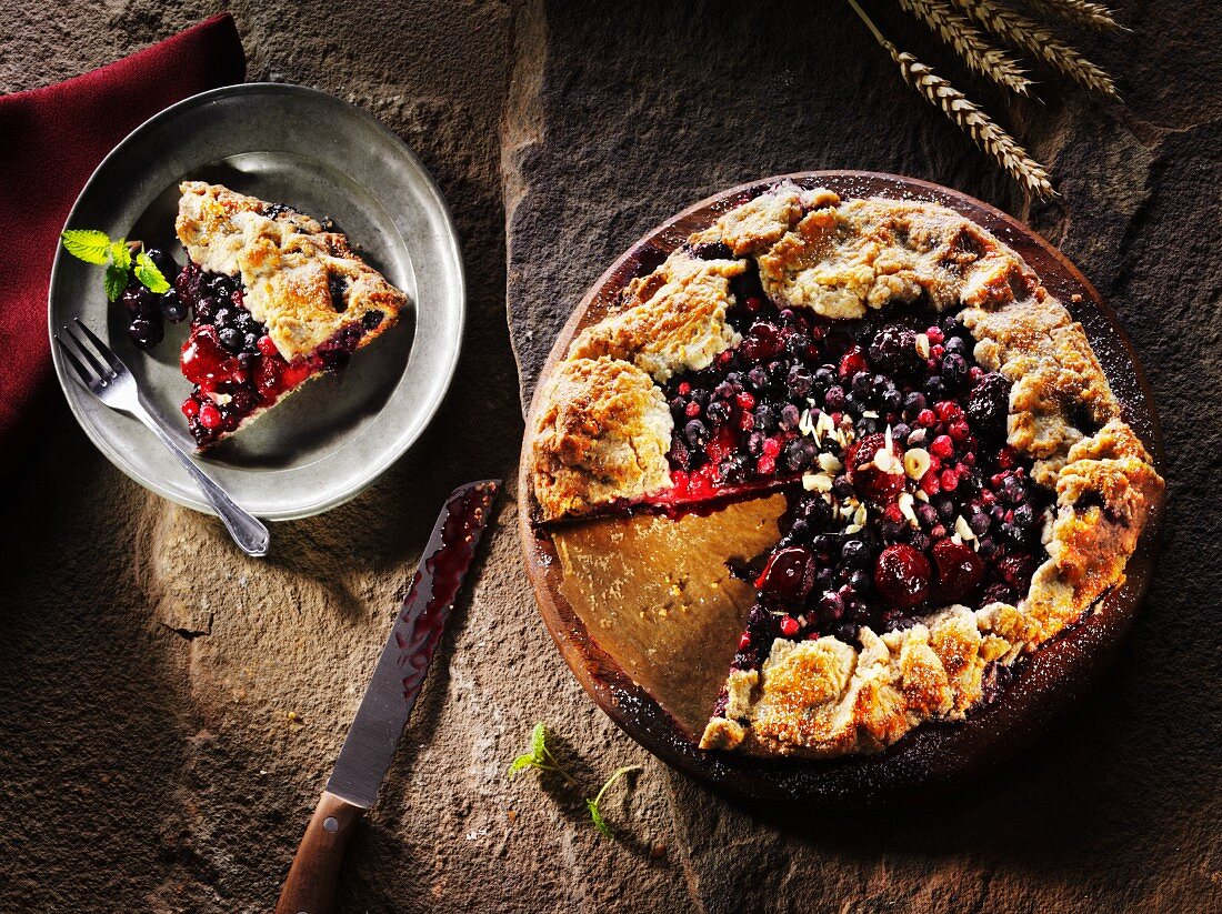 Beeren-Nuss-Tarte, angeschnitten