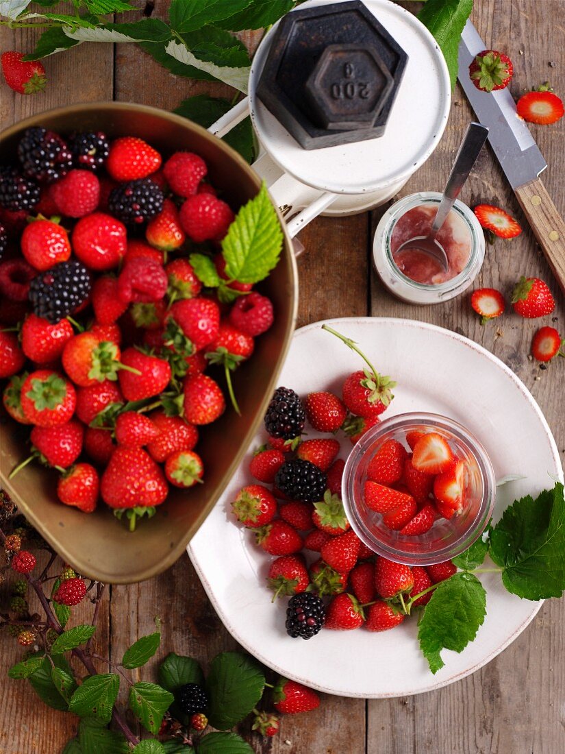 Frische Beeren mit Blättern (Draufsicht)