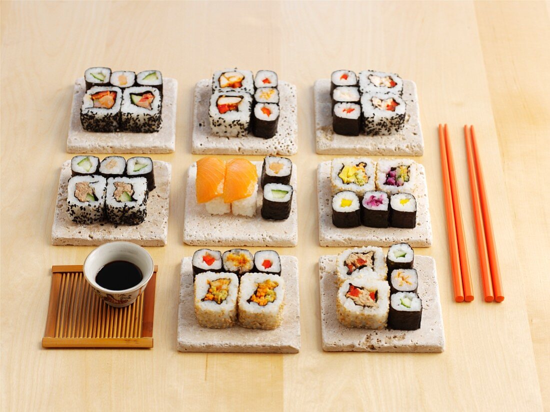 Verschiedene Sushi, Sojasauce und Essstäbchen