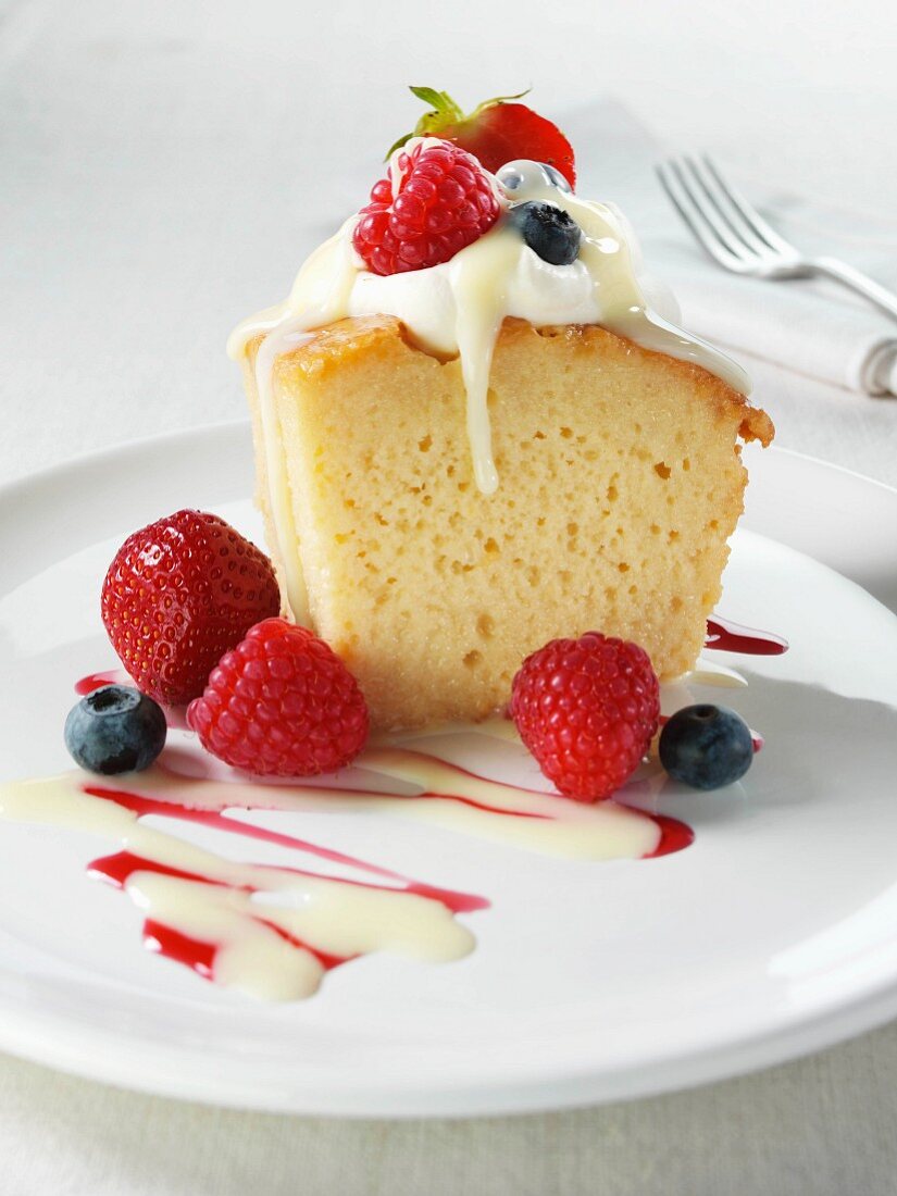 Sponge cake with caramel sauce, cream and berries