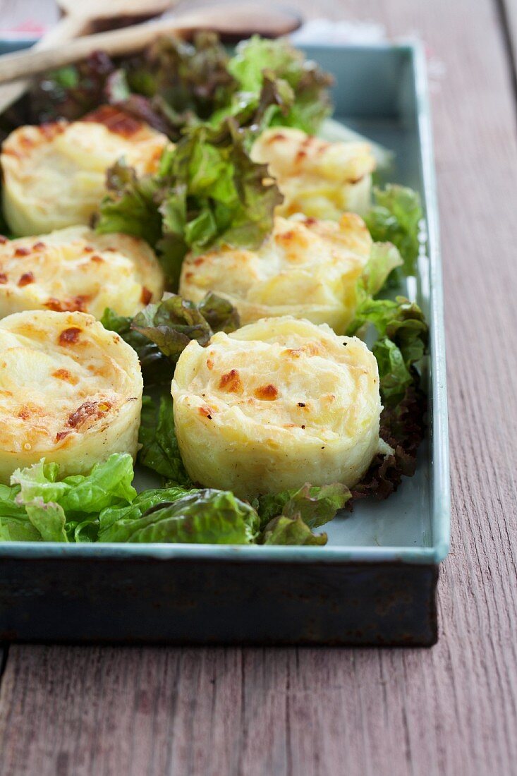 Mini-Kartoffelgratins auf Salatblättern