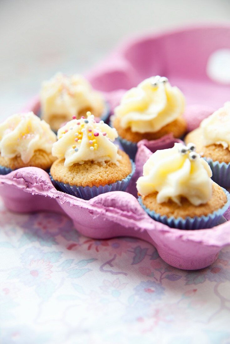 Mini-Cupcakes im rosa Eierkarton für Ostern